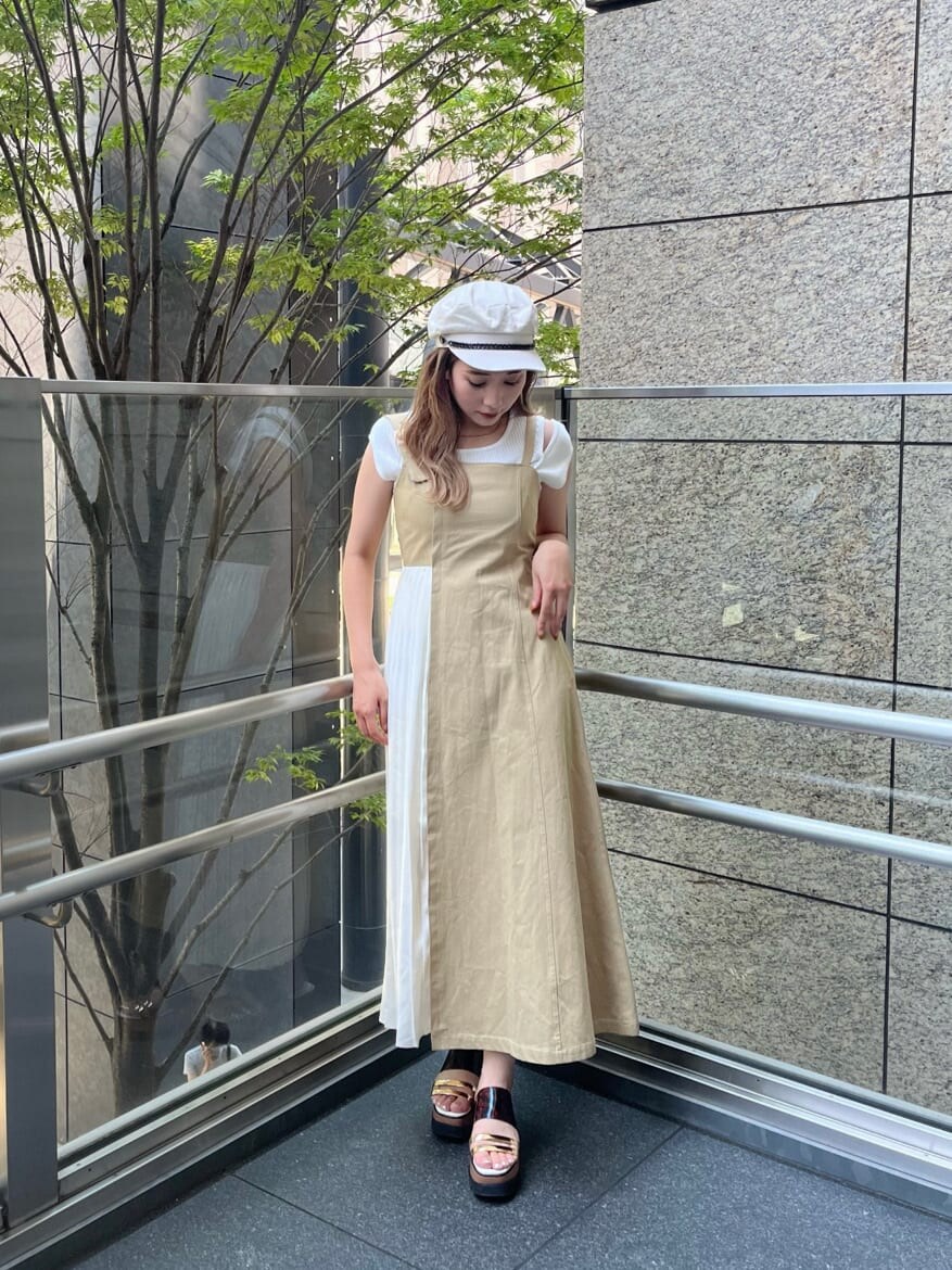 ベージュ系のワンピース、その他のサンダル、ホワイト系のタンクトップを着用したレディースの夏コーディネートの2枚目の写真