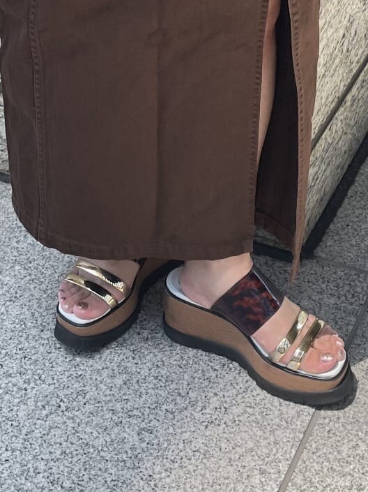 ホワイト系のニット/セーター、その他のサンダル、ブラック系のハンドバッグを着用したレディースの夏コーディネートの9枚目の写真