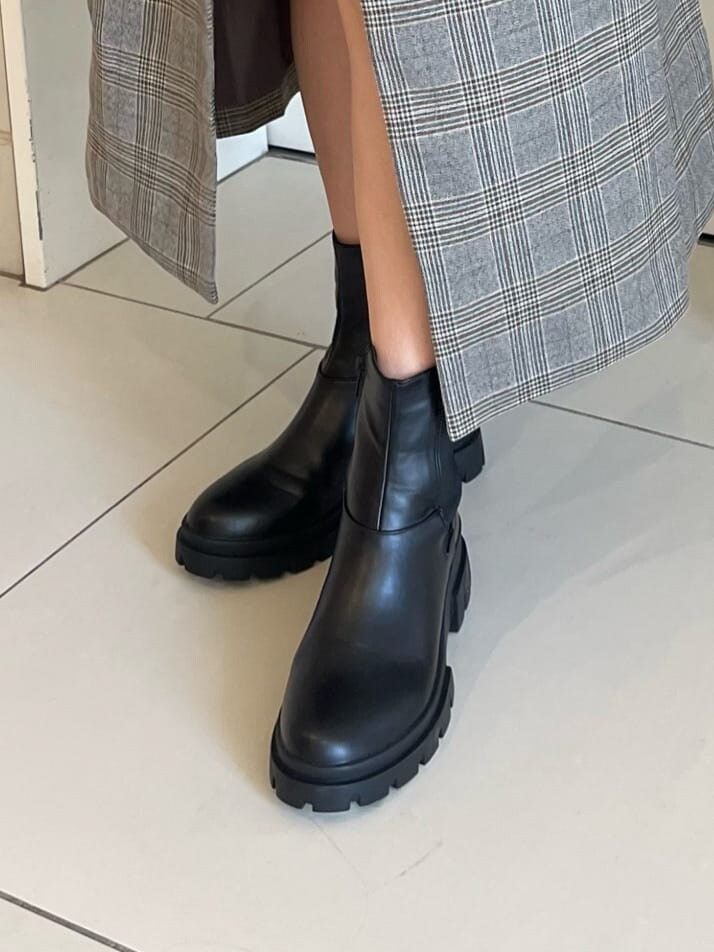 ブラック系のブーツ、オレンジ系のニット/セーター、ゴールド系のネックレスを着用したレディースの秋コーディネートの9枚目の写真