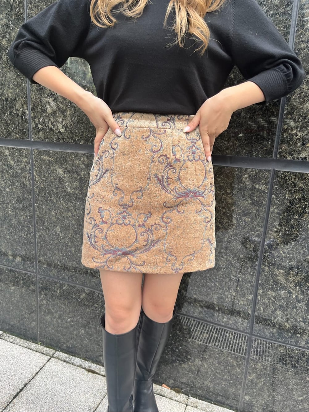 ブラック系のブーツ、ブラック系のニット/セーター、ブラウン系のスカートを着用したレディースの秋コーディネートの7枚目の写真