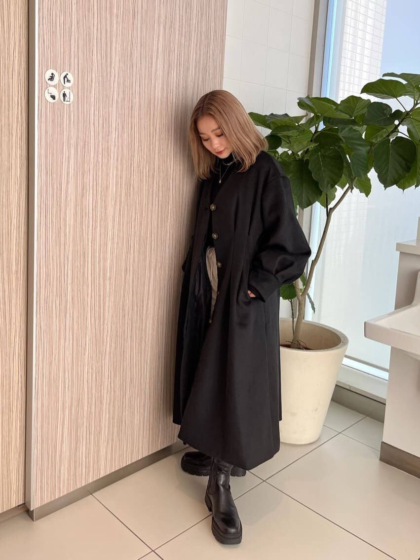 「murua、#アウター、大人カジュアル、ロングコート、冬アウター、ブラックコーデ」｜「MURUAのオーバースリーブノーカラーコート（ノーカラーコート、ブラック系）」を使った、國岡朋実さん（レディース・156cm）の秋コーディネートの4枚目の写真