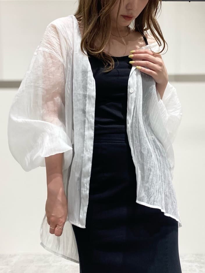 ブラック系のスカート、ホワイト系のシャツ/ブラウス、ブラック系のサンダルを着用したレディースの春コーディネートの5枚目の写真