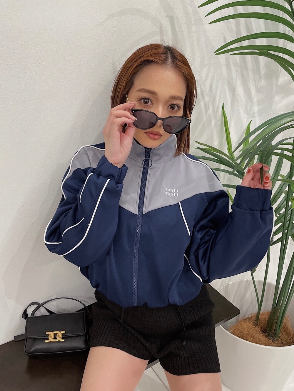 ブルー系のブルゾン、ブラック系のその他パンツを着用したレディースの春コーディネートの4枚目の写真