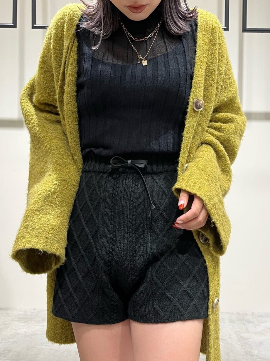 ブラック系のニット/セーター、ブラック系のブーツ、ブラック系のスウェットパンツを着用したレディースの秋コーディネートの6枚目の写真