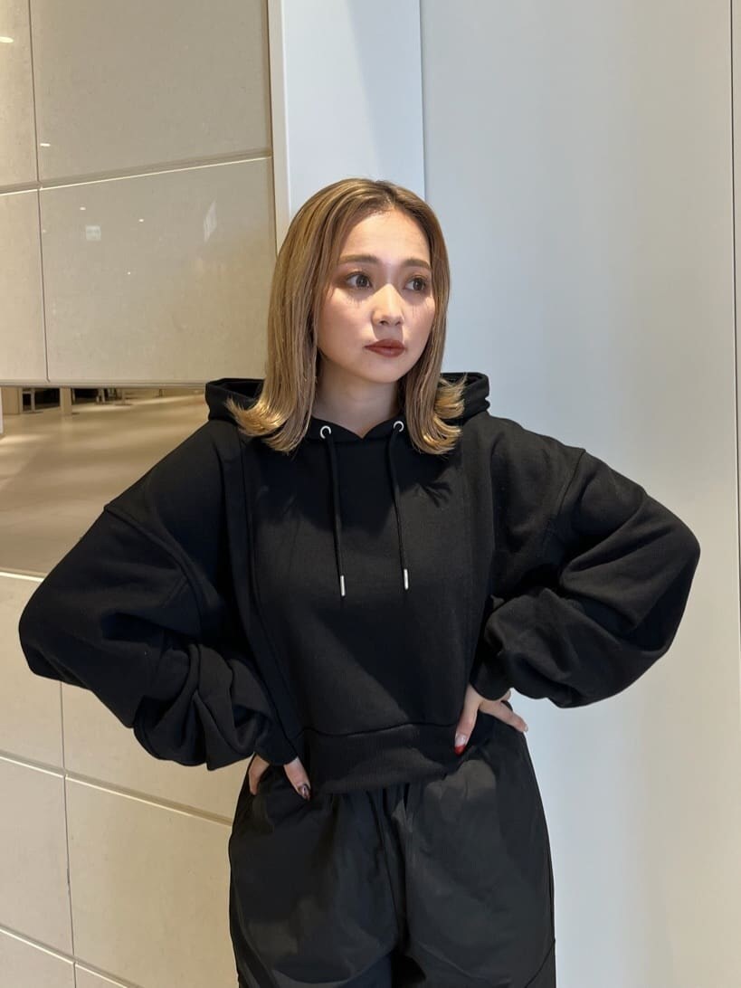 ブラック系のカーゴパンツ、ブラック系のパーカーを着用したレディースの秋コーディネートの5枚目の写真