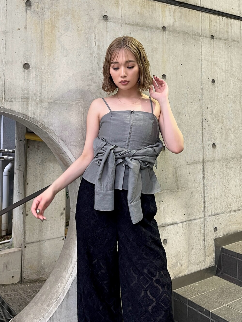 グレー系のシャツ/ブラウス、ブラック系のその他パンツ、ブラック系のサンダルを着用したレディースの夏コーディネートの2枚目の写真