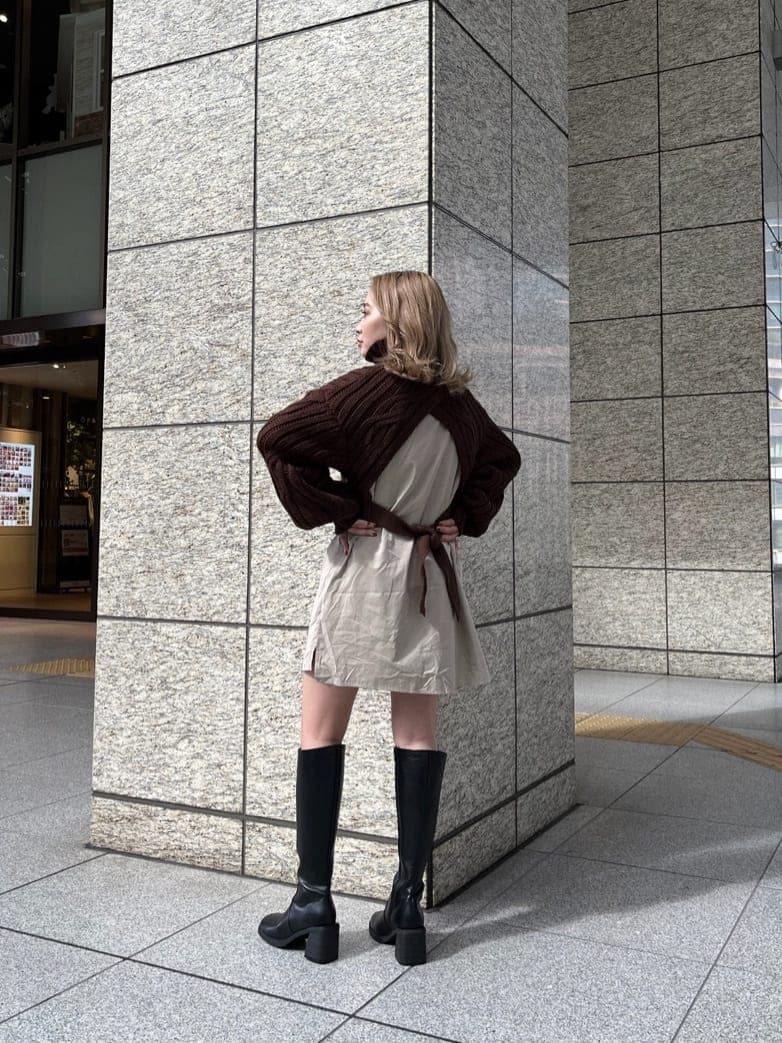 ブラック系のブーツ、ブラウン系のワンピースを着用したレディースの秋コーディネートの2枚目の写真