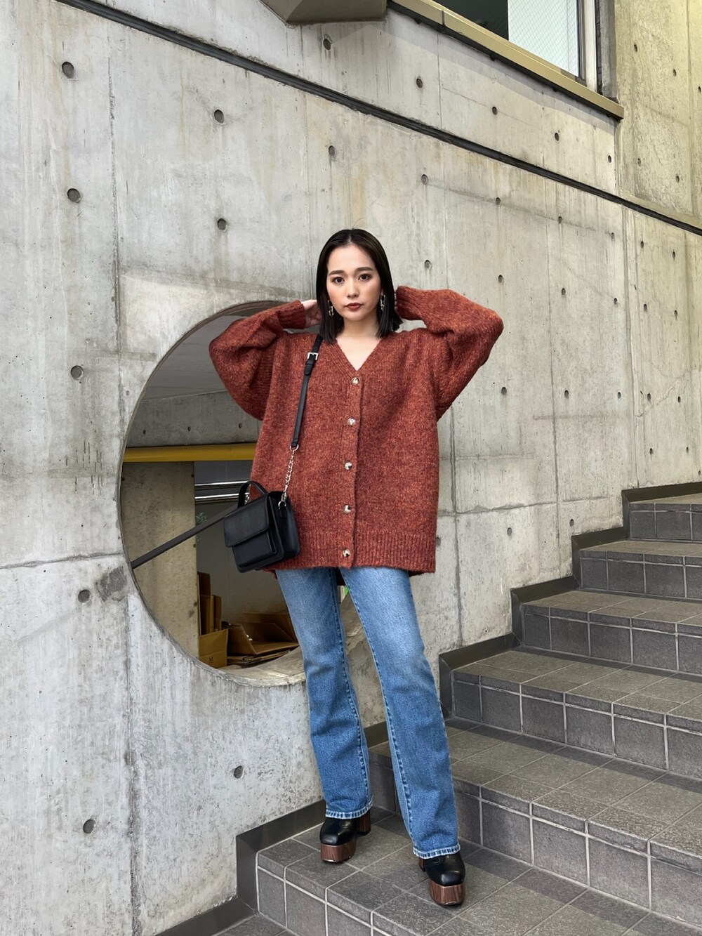 オレンジ系のカーディガン/ボレロを着用したレディースの夏コーディネートの3枚目の写真