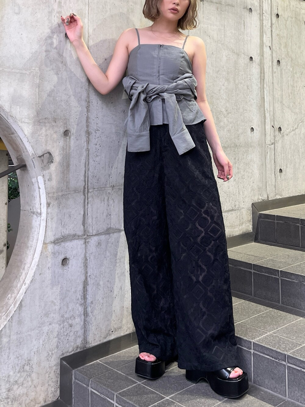 グレー系のシャツ/ブラウス、ブラック系のその他パンツ、ブラック系のサンダルを着用したレディースの夏コーディネートの4枚目の写真