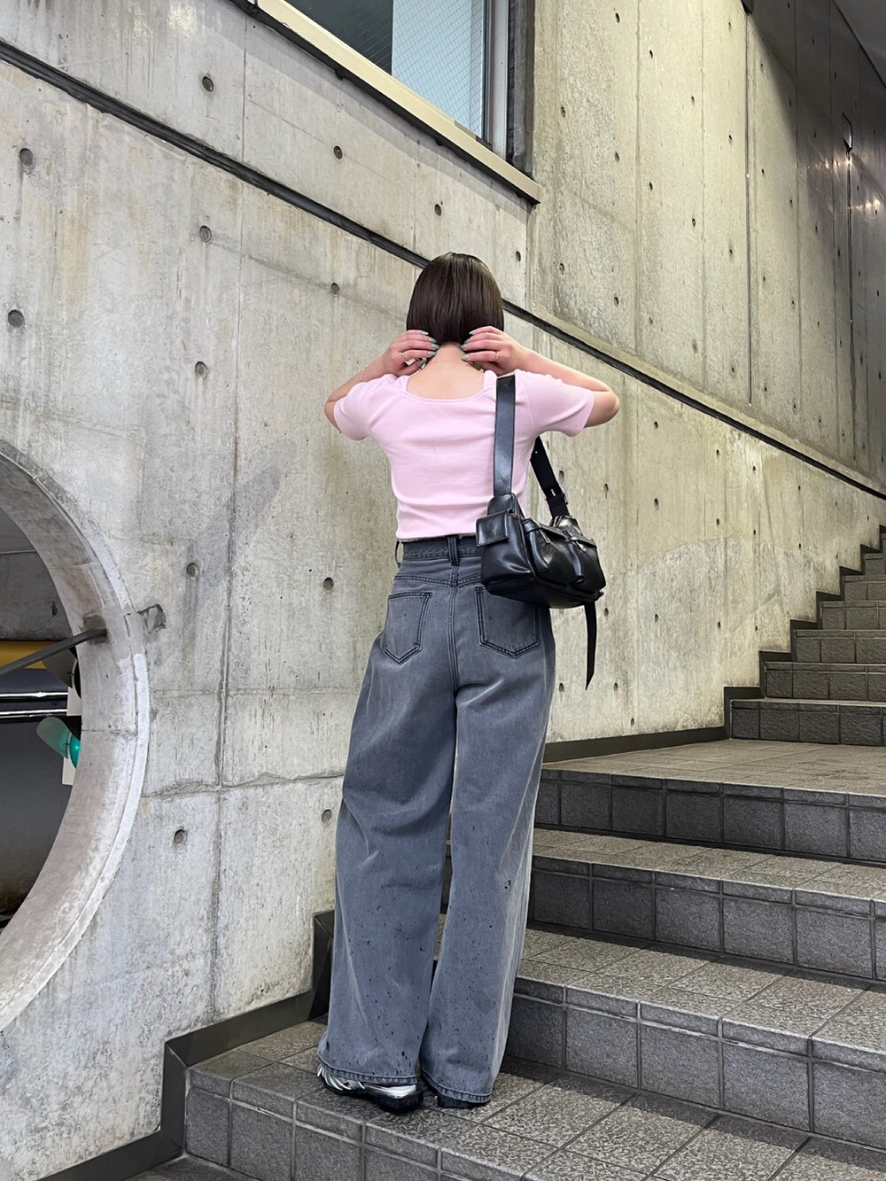 ピンク系のTシャツ/カットソー、ブラック系のデニムパンツ、シルバー系のパンプスを着用したレディースの夏コーディネートの4枚目の写真