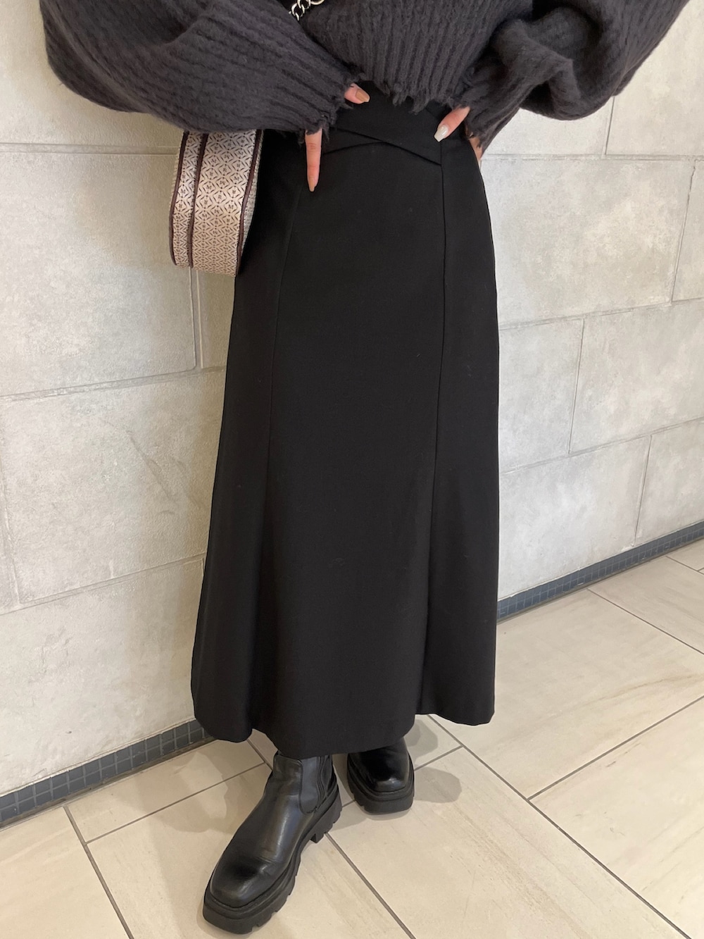 グレー系のニット/セーター、その他のショルダーバッグ、ブラック系のスカートを着用したレディースの秋コーディネートの10枚目の写真