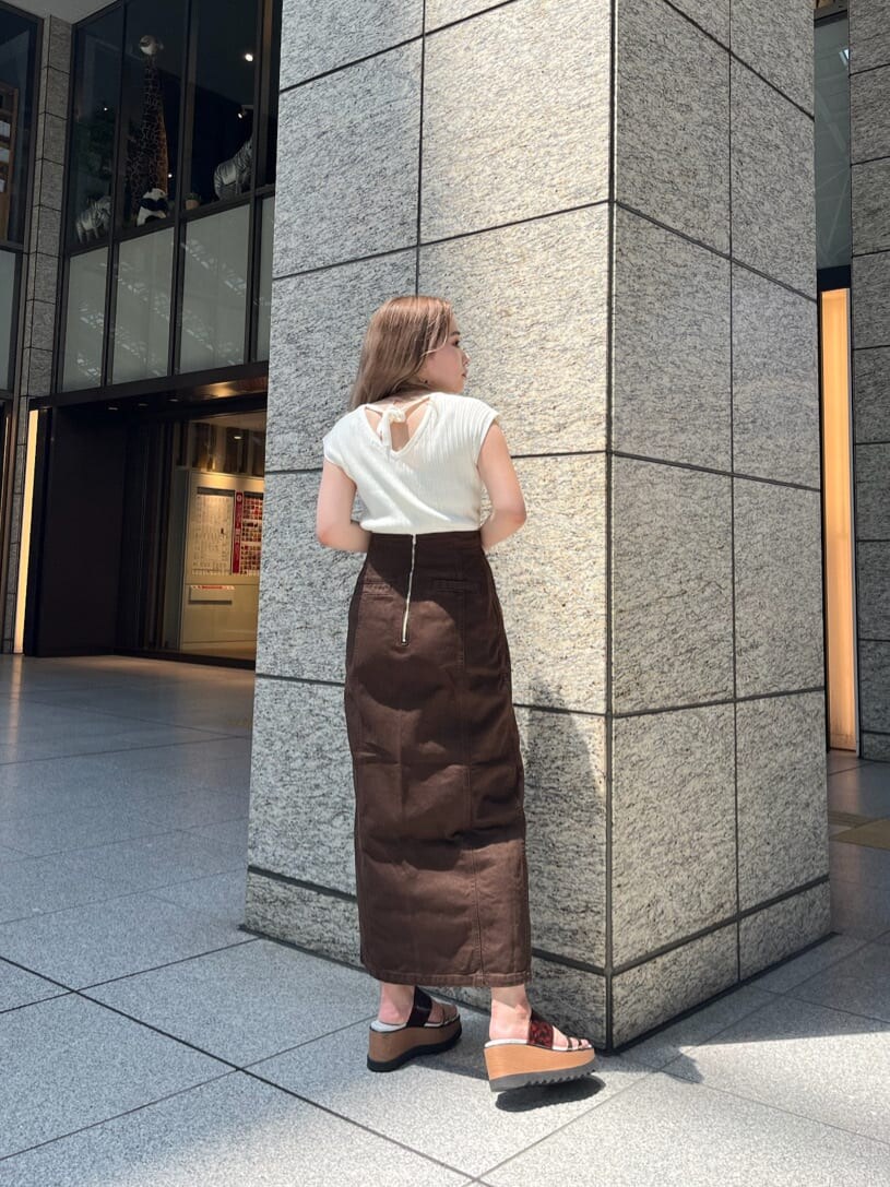 ホワイト系のニット/セーター、その他のサンダル、ブラック系のハンドバッグを着用したレディースの夏コーディネートの4枚目の写真