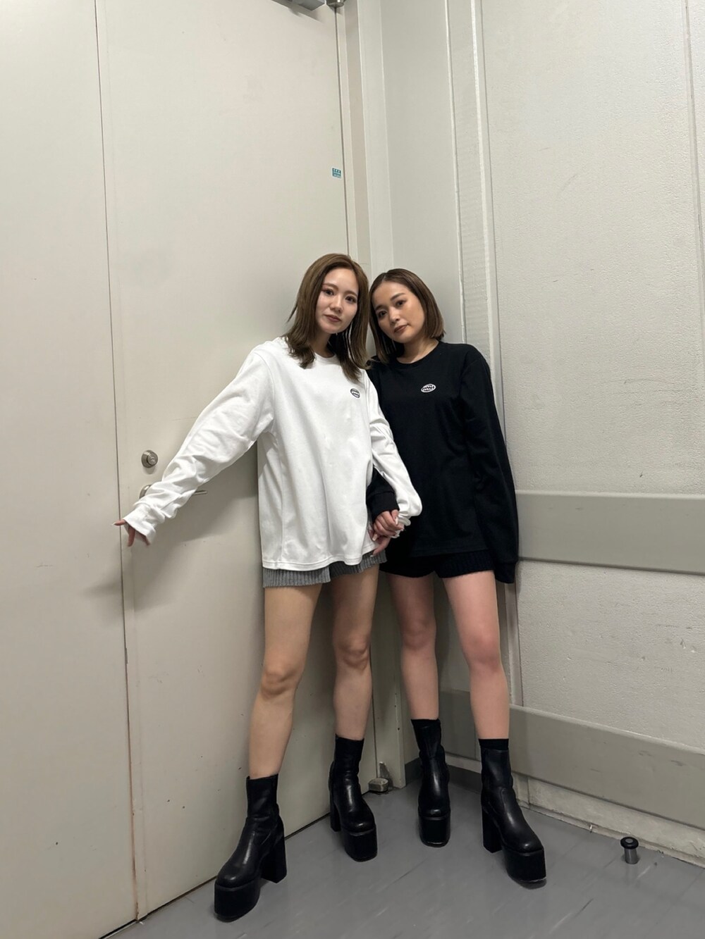 ブラック系のTシャツ/カットソー、ブラック系のブーツ、ブラック系のその他パンツを着用したレディースの冬コーディネートの3枚目の写真