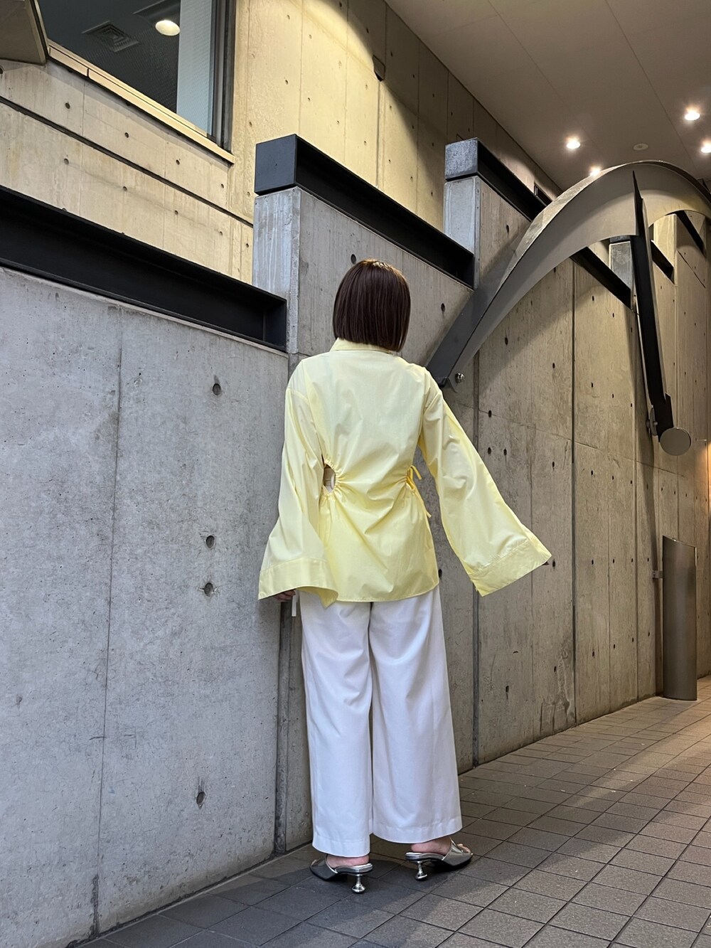 ホワイト系のその他パンツを着用したレディースの秋コーディネートの2枚目の写真