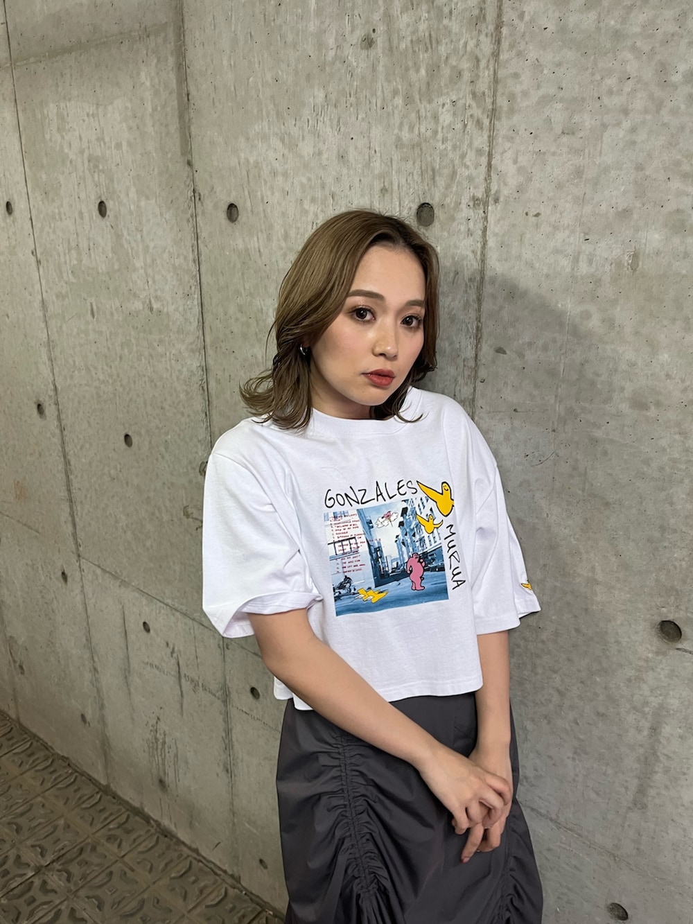 ブラック系のサンダル、ホワイト系のTシャツ/カットソー、グレー系のスカートを着用したレディースの春コーディネートの3枚目の写真