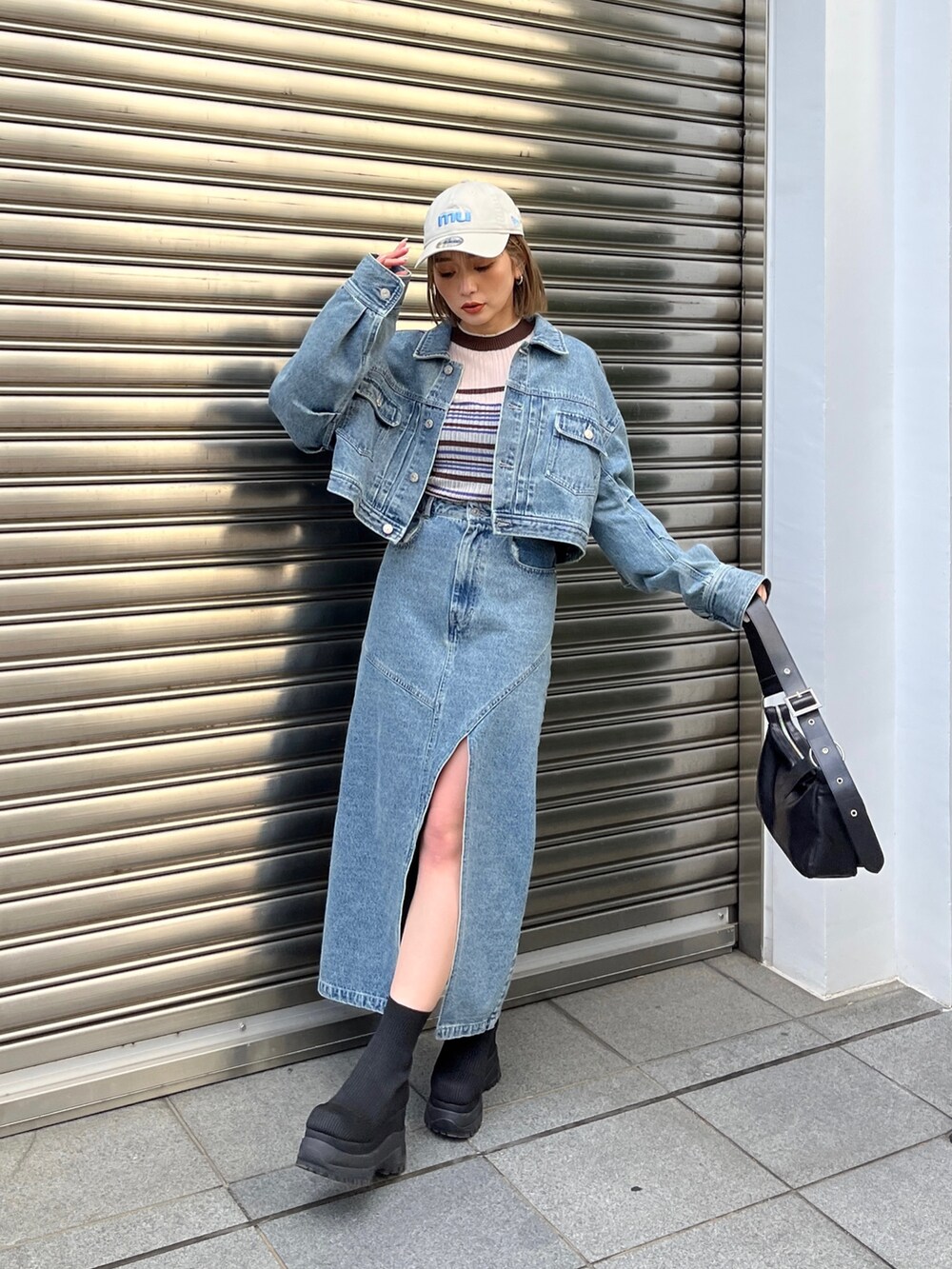 その他のニット/セーター、ブルー系のデニムジャケット、ブラック系のブーツを着用したレディースの冬コーディネートの2枚目の写真