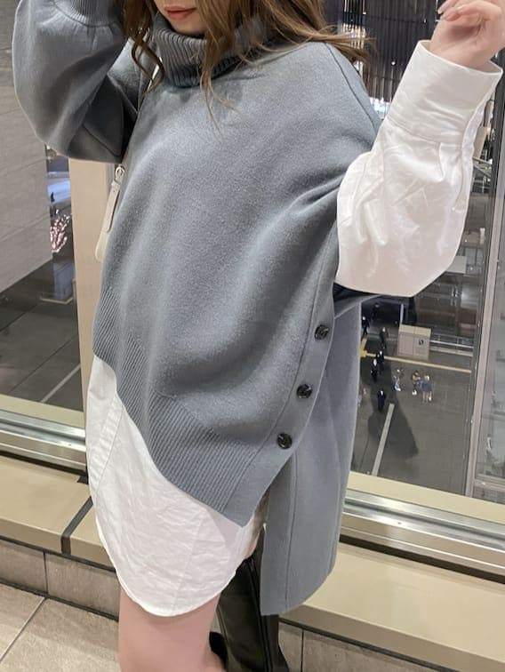 ホワイト系のハンドバッグ、ブラック系のブーツ、ブルー系のワンピースを着用したレディースの冬コーディネートの5枚目の写真