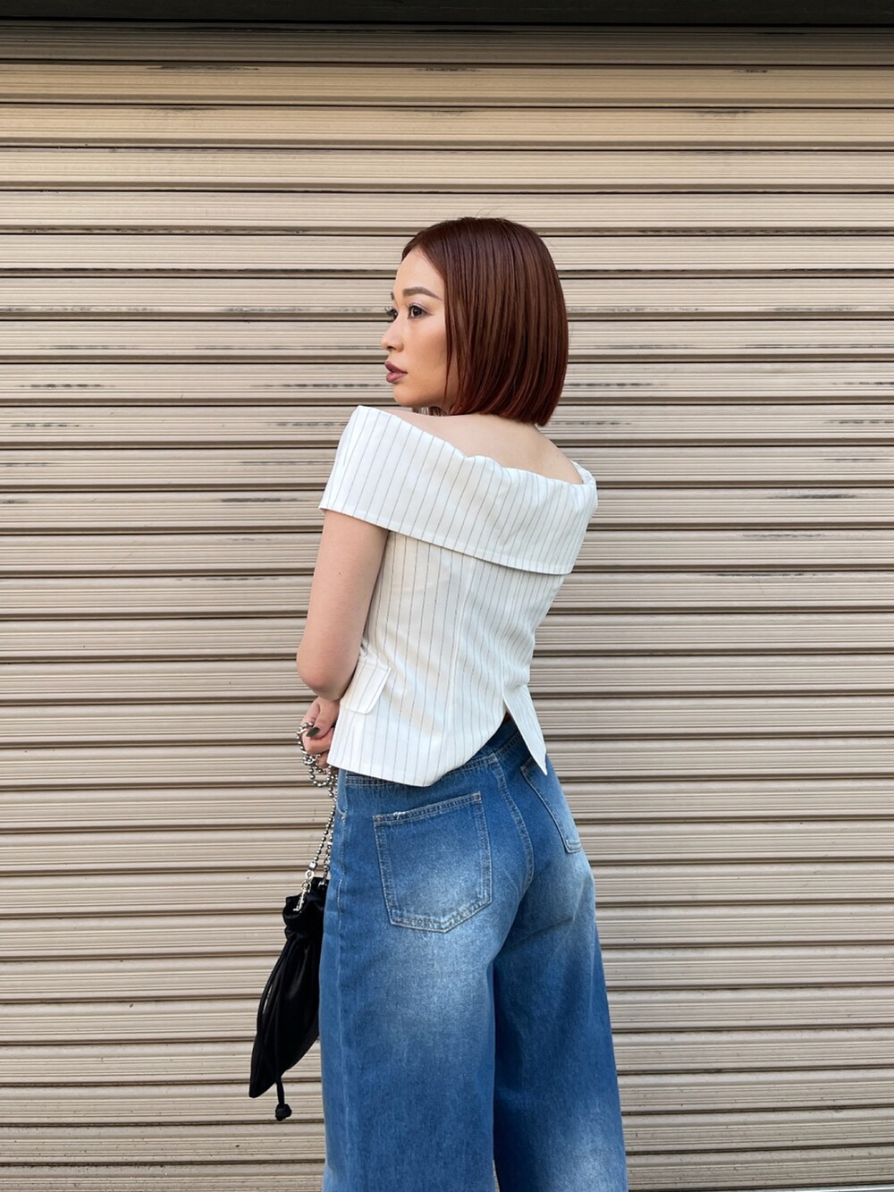 ホワイト系のシャツ/ブラウス、ブルー系のデニムパンツ、ブラック系のサンダルを着用したレディースの夏コーディネートの4枚目の写真