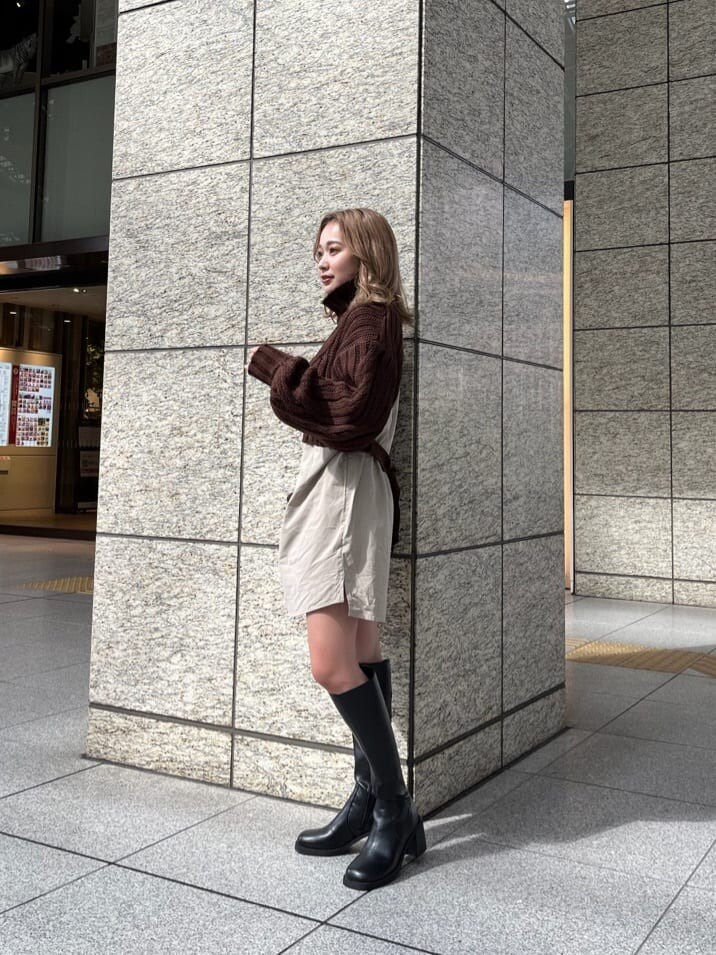 ブラック系のブーツ、ブラウン系のワンピースを着用したレディースの秋コーディネートの3枚目の写真