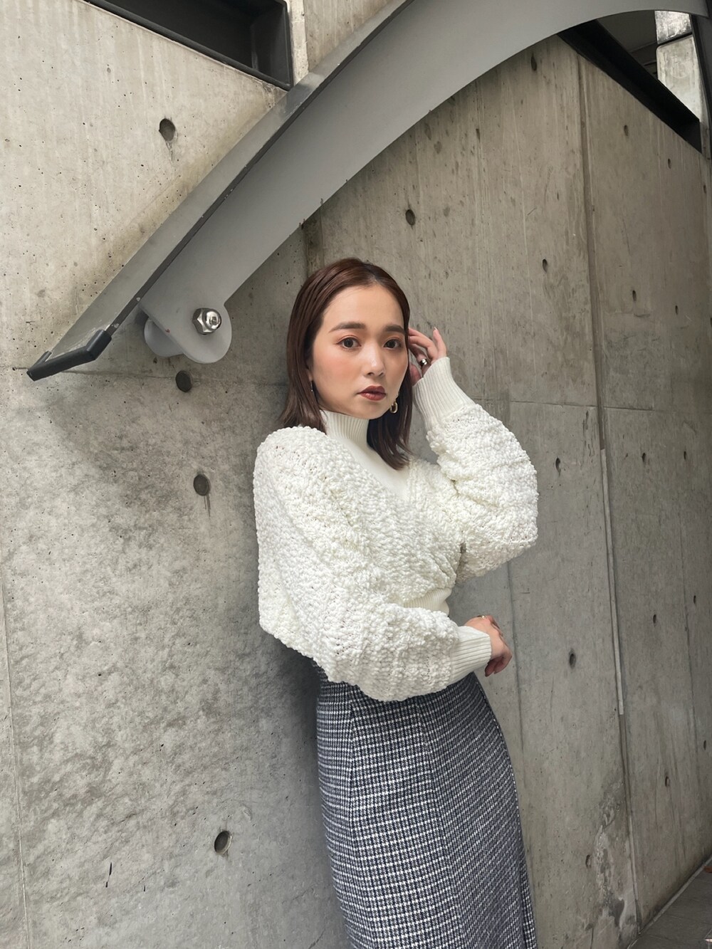 ホワイト系のニット/セーター、その他のスカート、ブラック系のブーツを着用したレディースの秋コーディネートの4枚目の写真