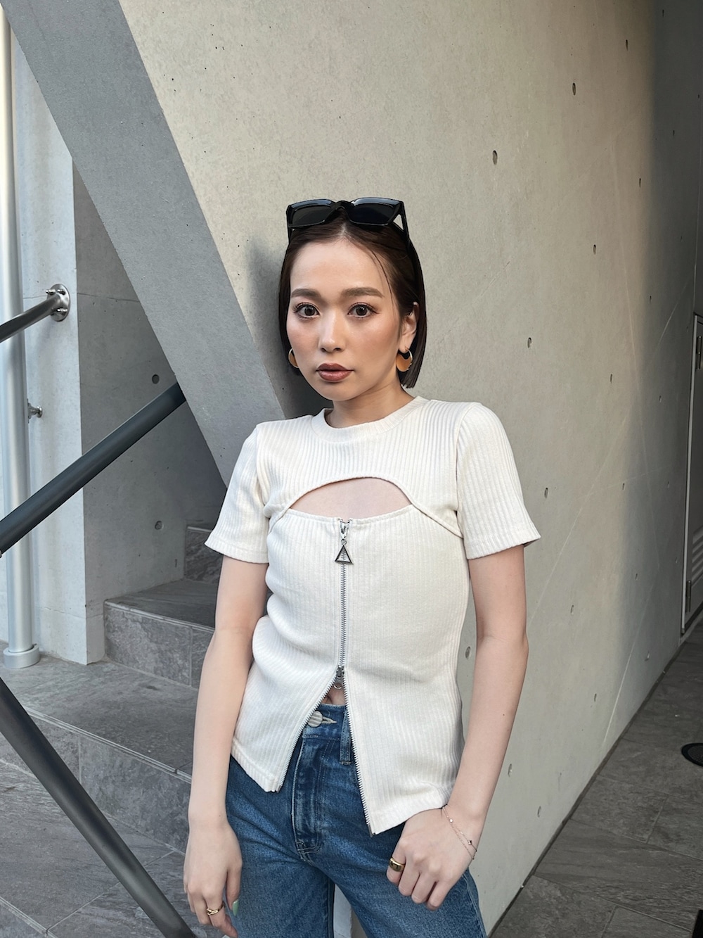 ホワイト系のTシャツ/カットソー、ブルー系のデニムパンツ、シルバー系のサンダルを着用したレディースの春コーディネートの3枚目の写真