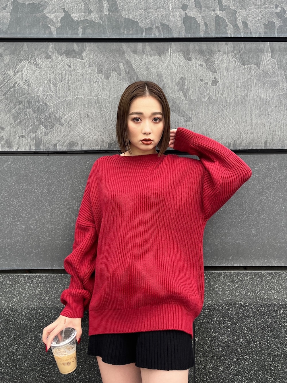ブラック系のダウンジャケット/コート、レッド系のニット/セーター、ブラック系のその他パンツを着用したレディースの冬コーディネートの5枚目の写真