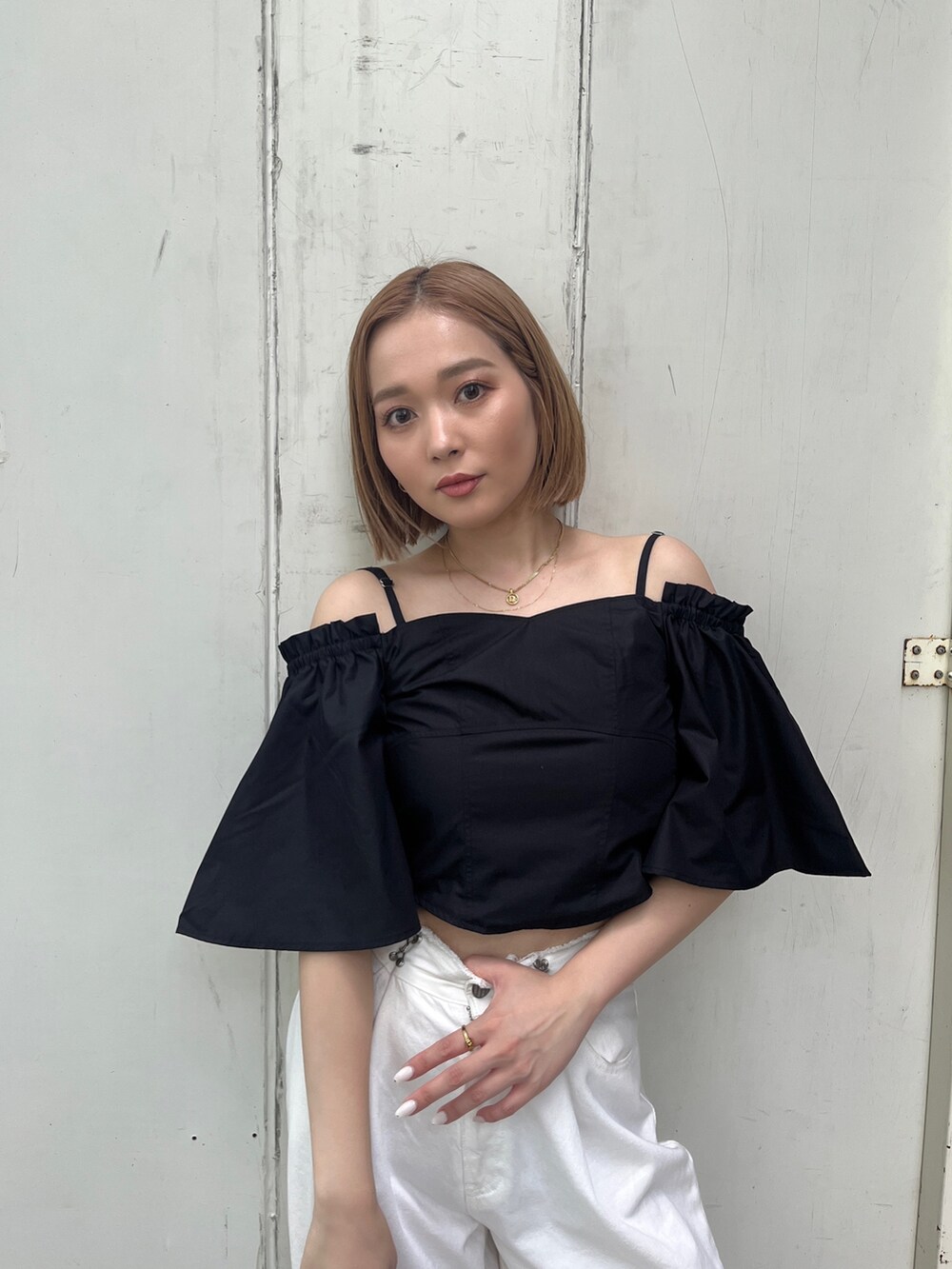 ブラック系のシャツ/ブラウス、ホワイト系のデニムパンツ、ブラック系のサンダルを着用したレディースの夏コーディネートの4枚目の写真