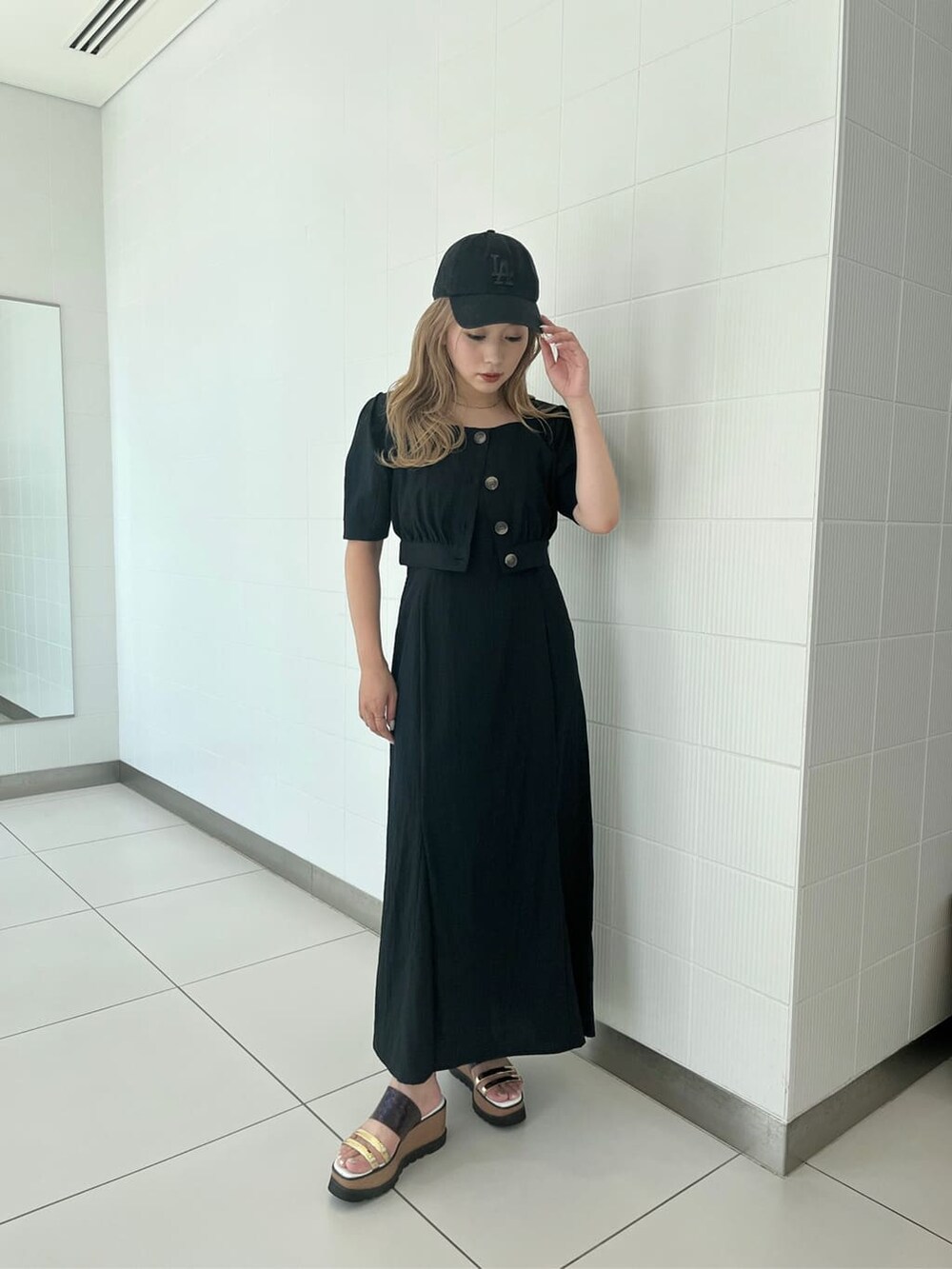ブラック系のワンピース、その他のサンダルを着用したレディースの夏コーディネートの4枚目の写真
