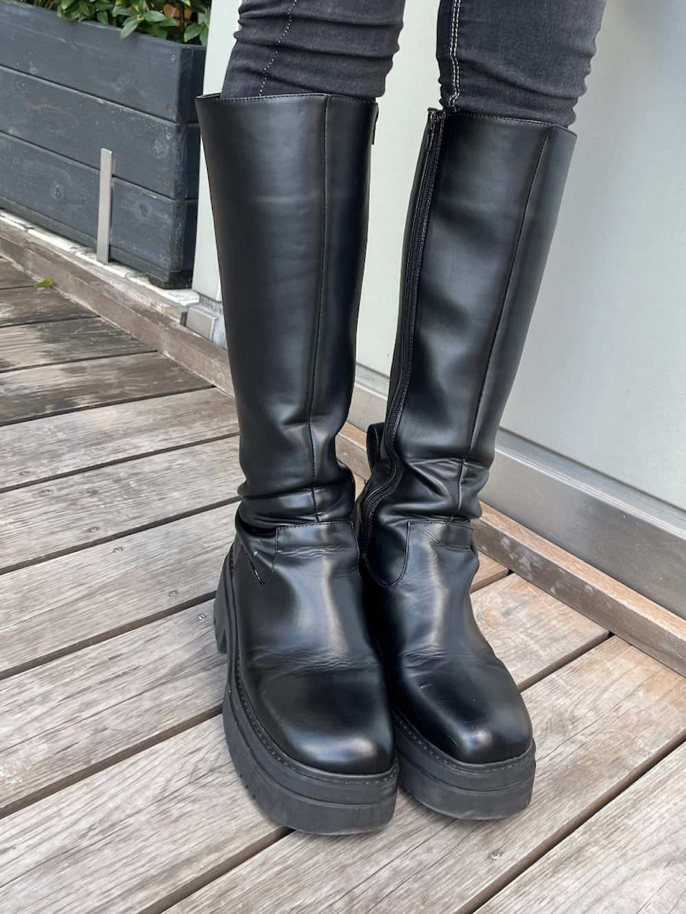 ホワイト系のチェスターコート、グリーン系のニット/セーター、ブラック系のブーツを着用したレディースの冬コーディネートの10枚目の写真