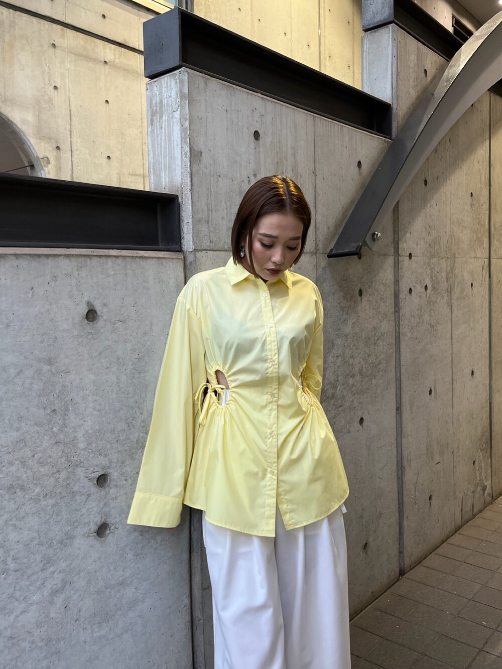 ホワイト系のその他パンツを着用したレディースの秋コーディネートの6枚目の写真