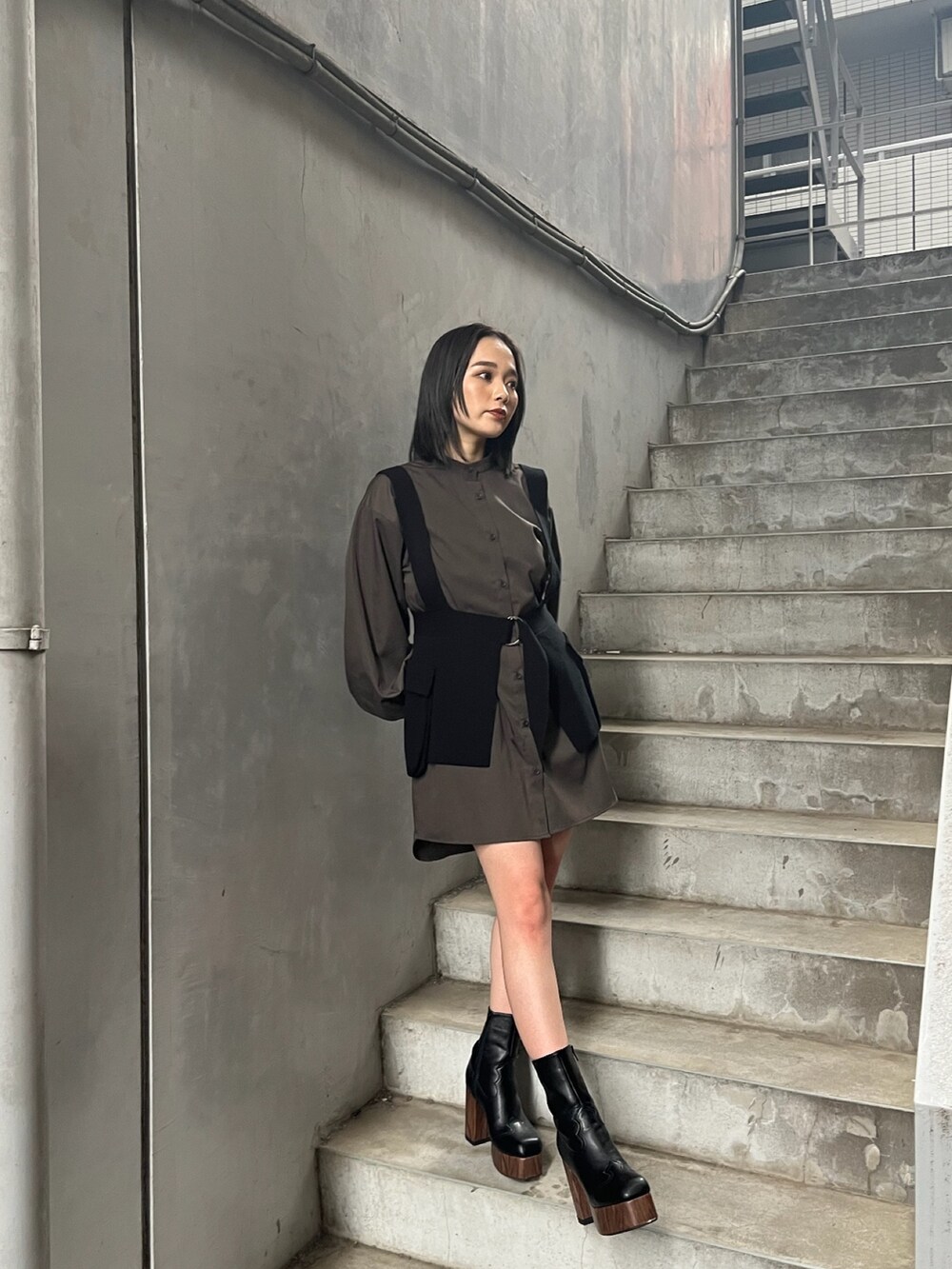 ベージュ系のワンピースを着用したレディースの夏コーディネートの2枚目の写真