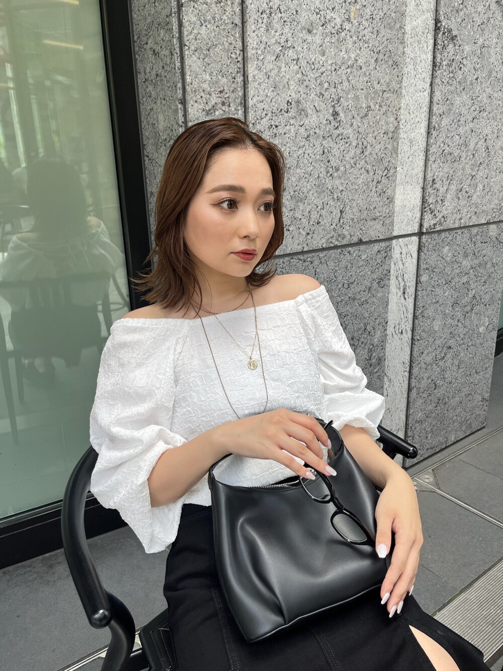 ホワイト系のシャツ/ブラウス、ブラック系のスカート、ブラック系のサンダルを着用したレディースの夏コーディネートの4枚目の写真