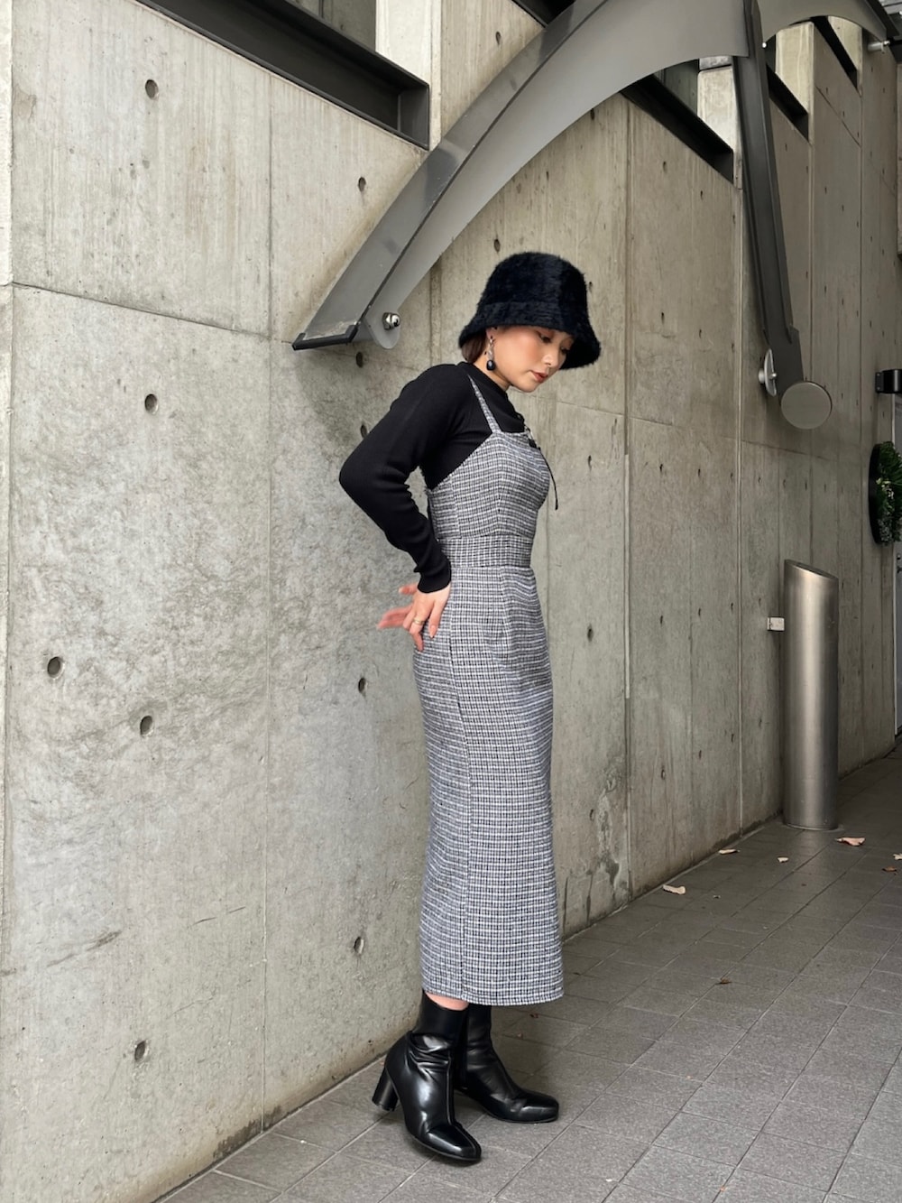 その他のワンピース、ブラック系のニット/セーター、ブラック系のブーツを着用したレディースの秋コーディネートの2枚目の写真