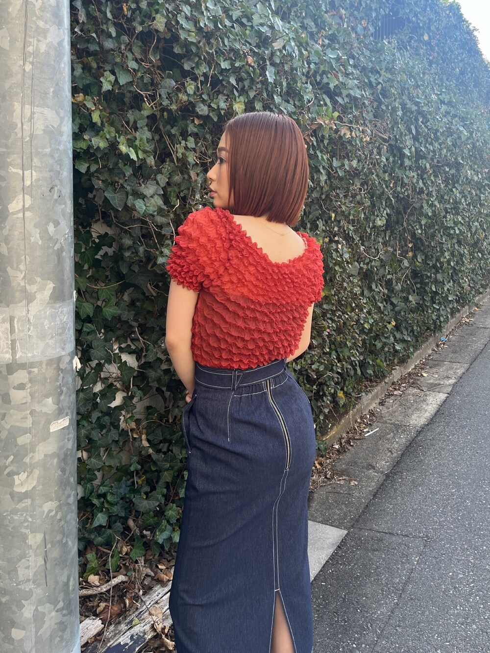 レッド系のシャツ/ブラウス、ブルー系のスカートを着用したレディースの春コーディネートの4枚目の写真