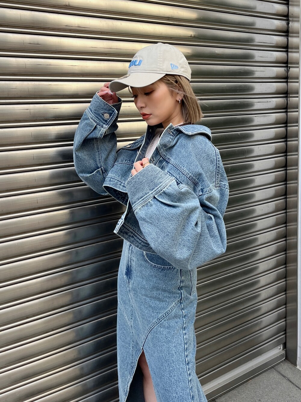 その他のニット/セーター、ブルー系のデニムジャケット、ブラック系のブーツを着用したレディースの冬コーディネートの5枚目の写真