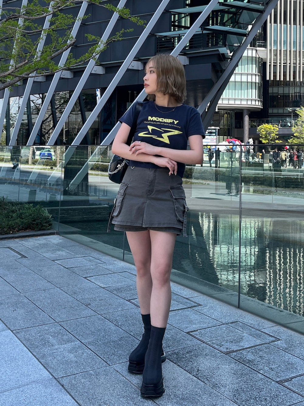 ブルー系のTシャツ/カットソー、グレー系のブーツ、グレー系のスカートを着用したレディースの春コーディネートの2枚目の写真