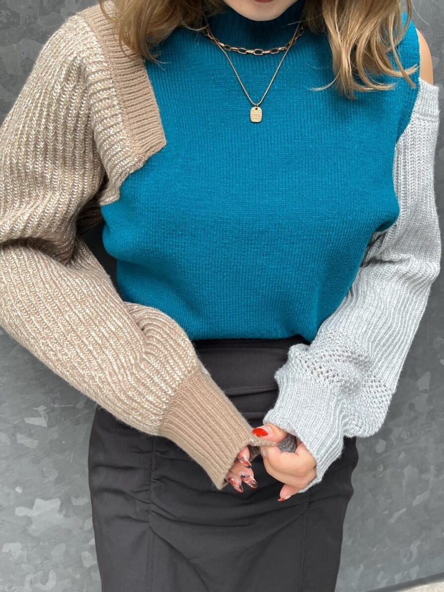 ブルー系のニット/セーター、ブラック系のスカートを着用したレディースの秋コーディネートの8枚目の写真