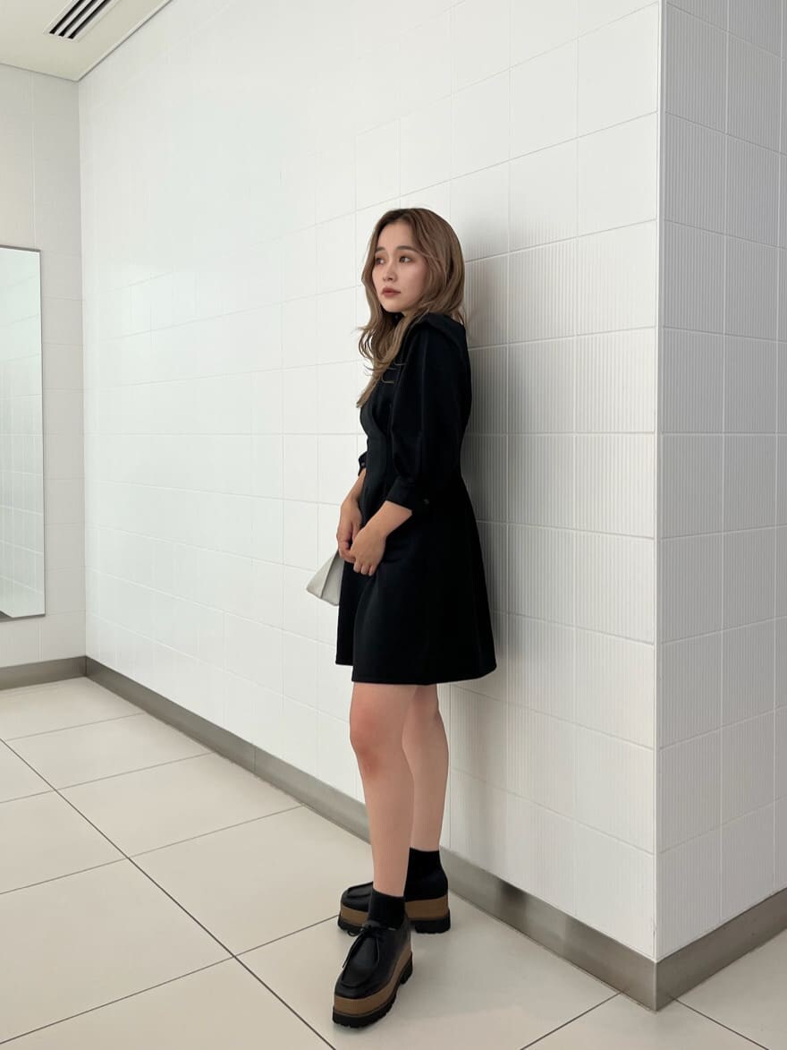 ブラック系のワンピース、ホワイト系のショルダーバッグ、ブラック系のローファーを着用したレディースの夏コーディネートの3枚目の写真