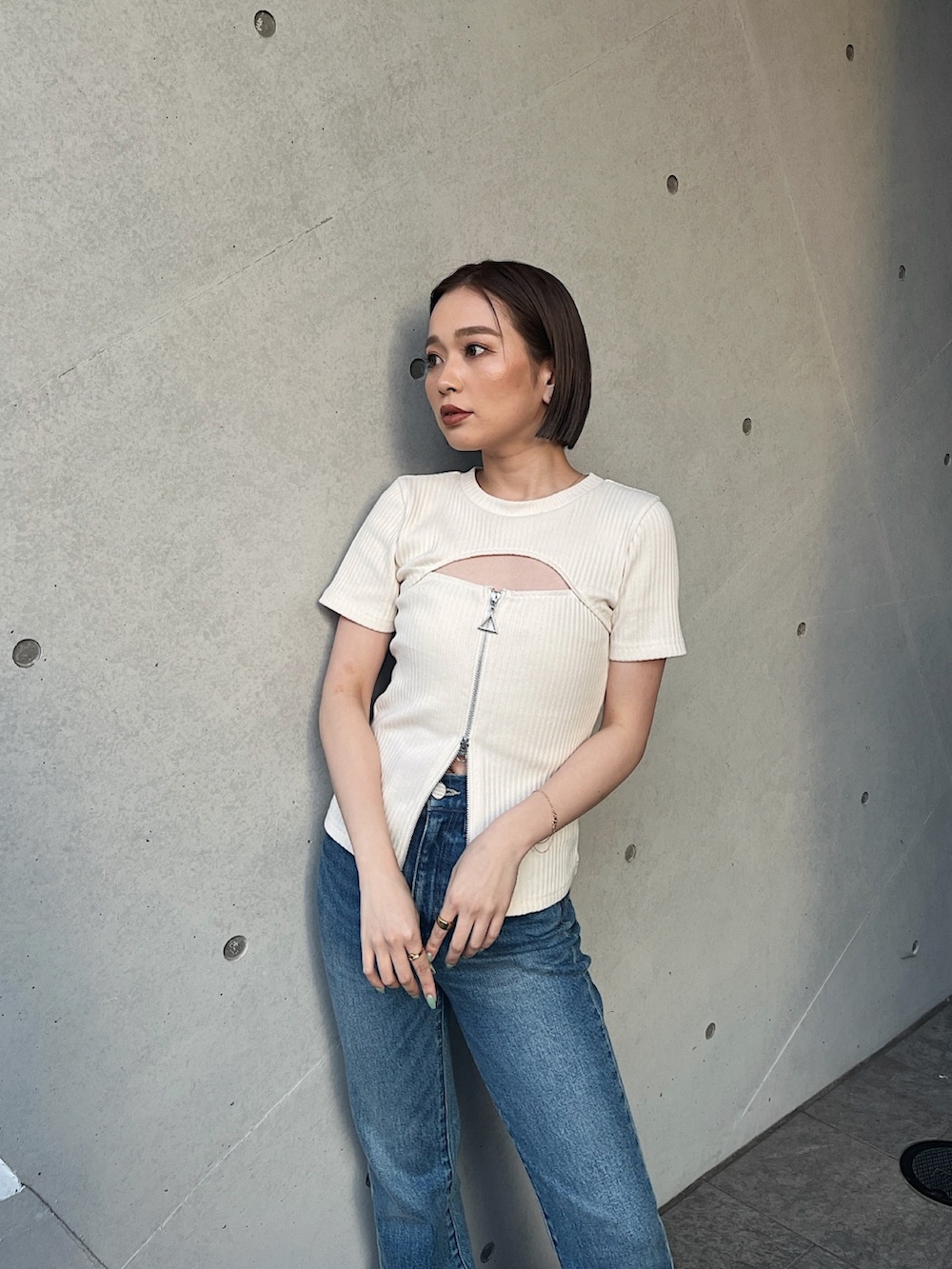 ホワイト系のTシャツ/カットソー、ブルー系のデニムパンツ、シルバー系のサンダルを着用したレディースの春コーディネートの2枚目の写真