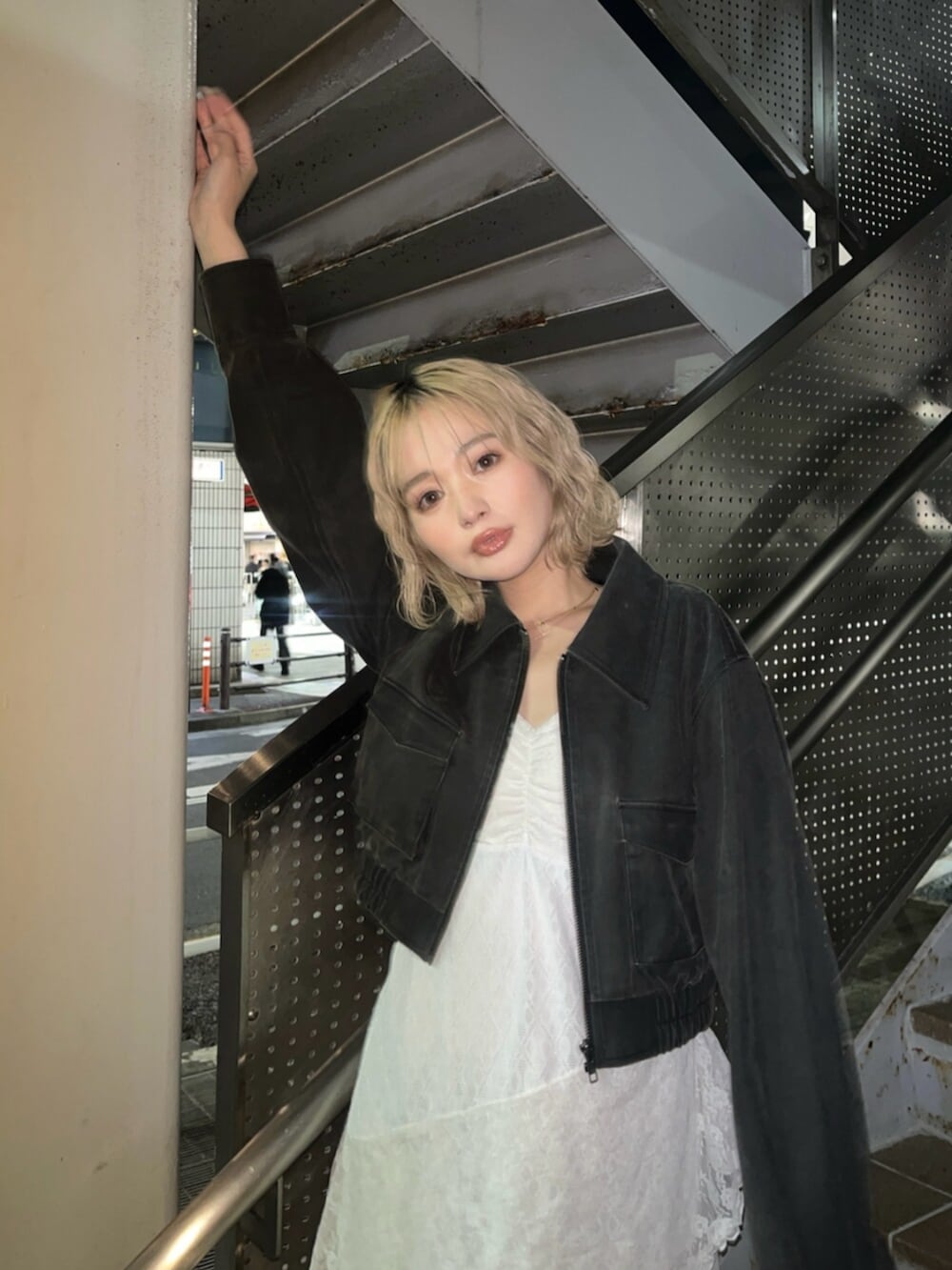 ブラック系のブーツ、ブラック系のブルゾンを着用したレディースの春コーディネートの6枚目の写真