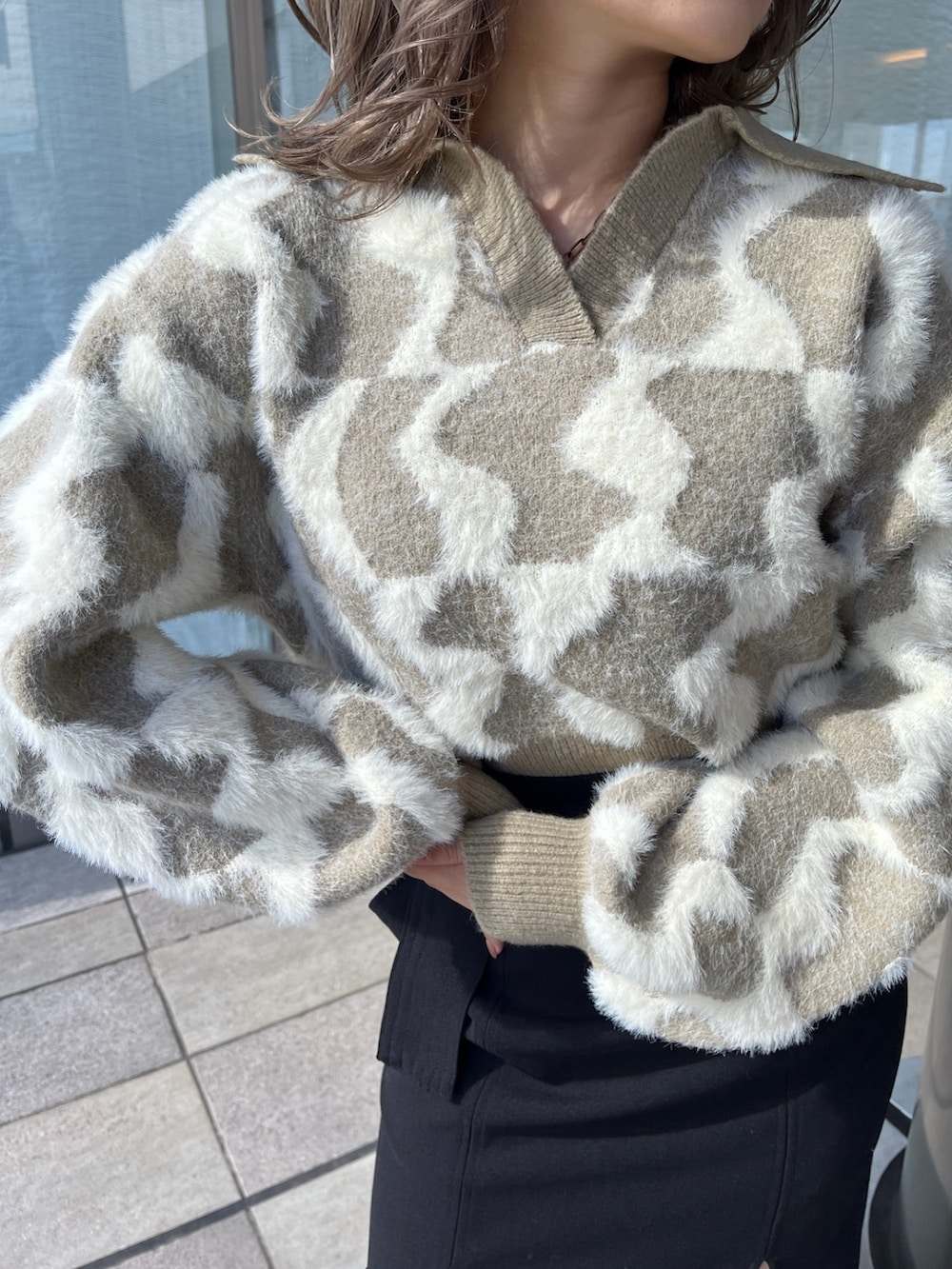 ベージュ系のニット/セーター、ブラック系のスカート、ブラック系のブーツを着用したレディースの秋コーディネートの7枚目の写真