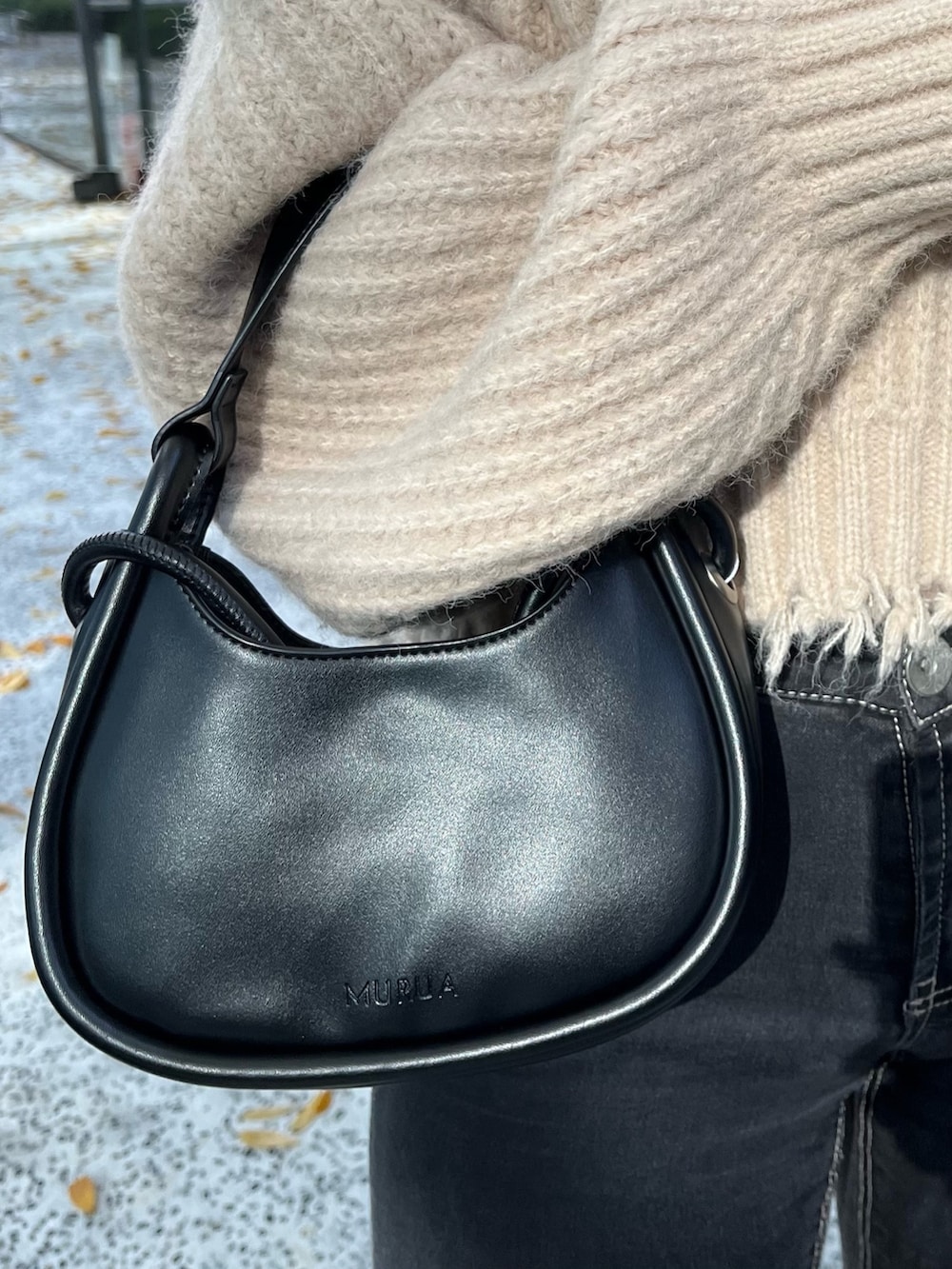 ホワイト系のニット/セーター、ブラック系のハンドバッグ、ブラック系のブーツを着用したレディースの秋コーディネートの9枚目の写真