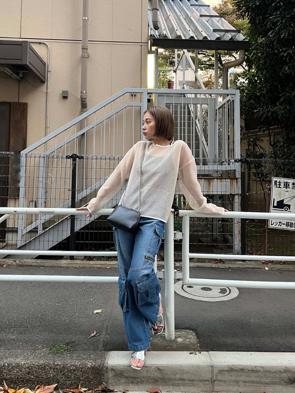 ホワイト系のTシャツ/カットソー、ブルー系のデニムパンツを着用したレディースの秋コーディネートの2枚目の写真