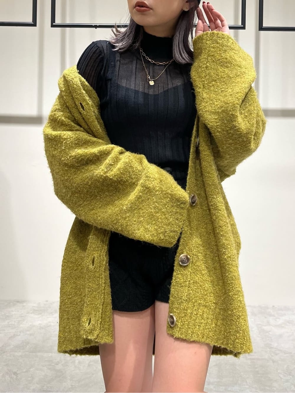 ブラック系のニット/セーター、ブラック系のブーツ、ブラック系のスウェットパンツを着用したレディースの秋コーディネートの5枚目の写真