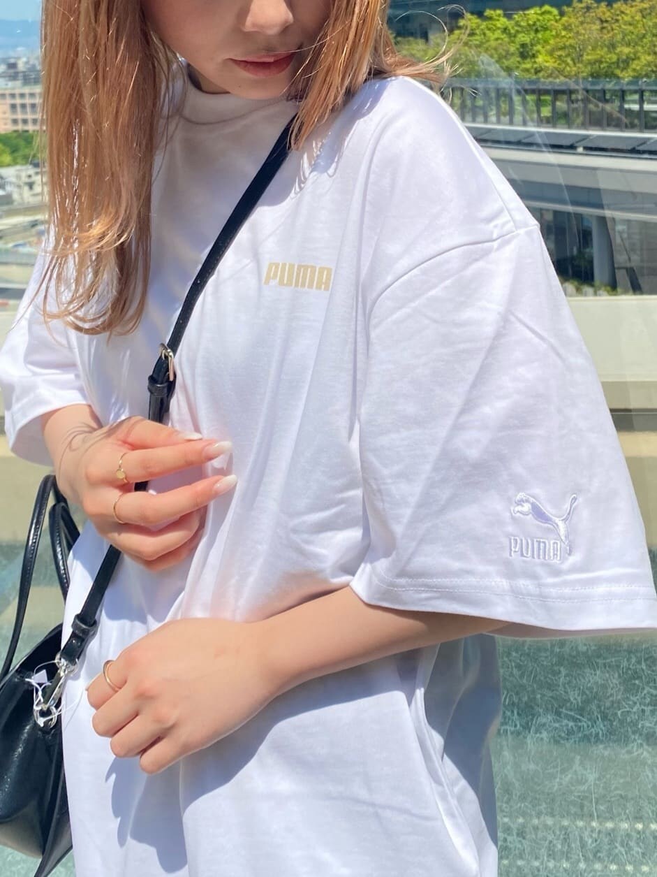 ブラック系のその他パンツ、ブラック系のハンドバッグ、ホワイト系のTシャツ/カットソーを着用したレディースの春コーディネートの7枚目の写真