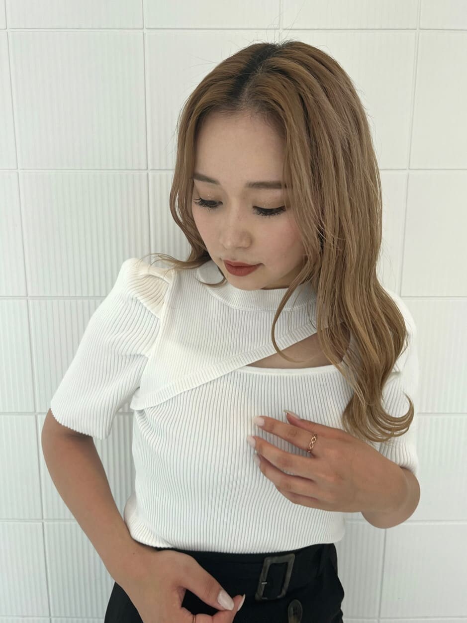 ホワイト系のニット/セーター、ブラック系のスカートを着用したレディースの夏コーディネートの6枚目の写真