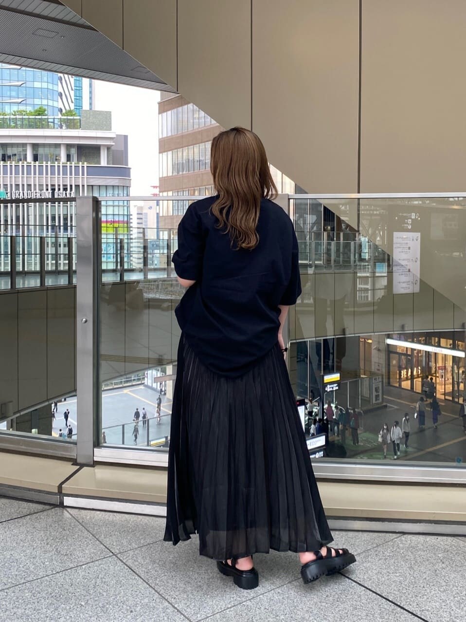 ブラック系のスカート、ブラック系のハンドバッグ、ブラック系のTシャツ/カットソーを着用したレディースの春コーディネートの3枚目の写真