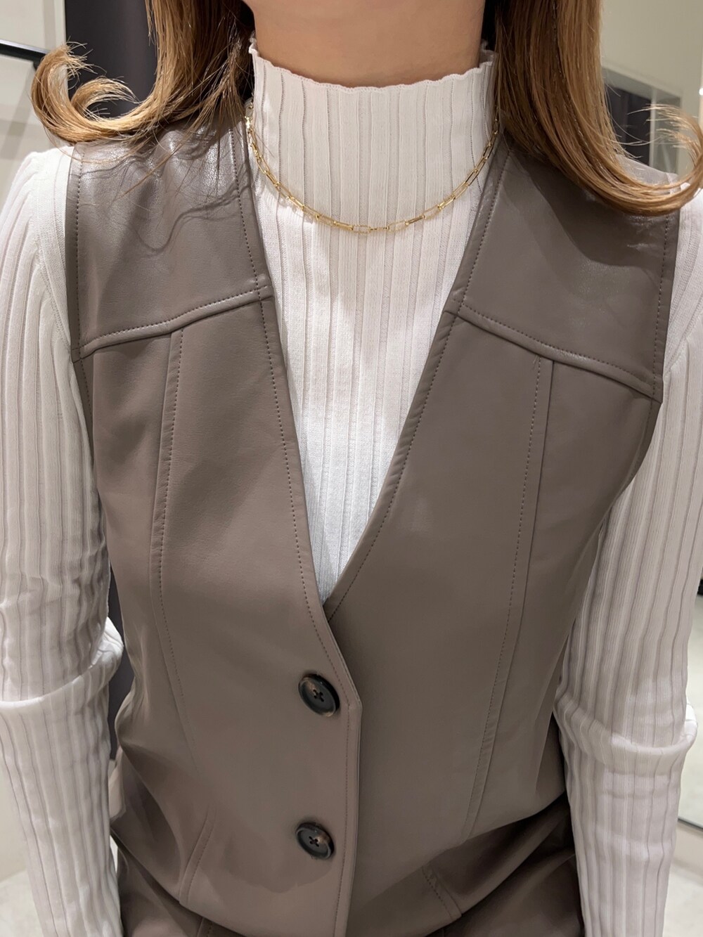「春コーデ、はるふく、春服、モテコーデ、デート服、デート、ミニワンピ、ミニワンピース、レザーワンピース、大人かわいい、156cm」｜「MURUAのフェイクレザーボタンジャンパースカート（ワンピース、ブラウン系）」を使った、國岡朋実さん（レディース・156cm）の冬コーディネートの3枚目の写真