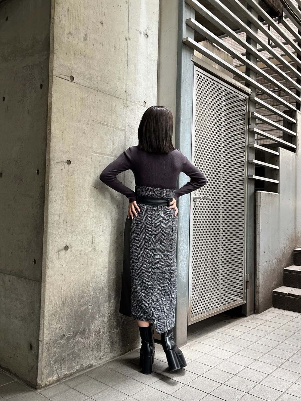 グレー系のニット/セーター、ブラック系のブーツを着用したレディースの夏コーディネートの3枚目の写真