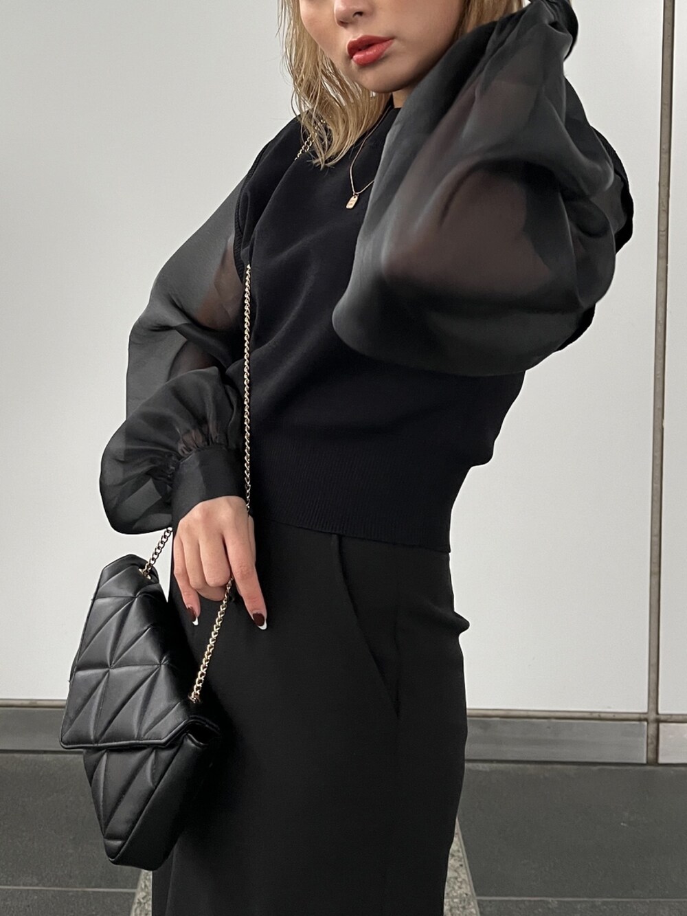 ブラック系のニット/セーターを着用したレディースの冬コーディネートの7枚目の写真